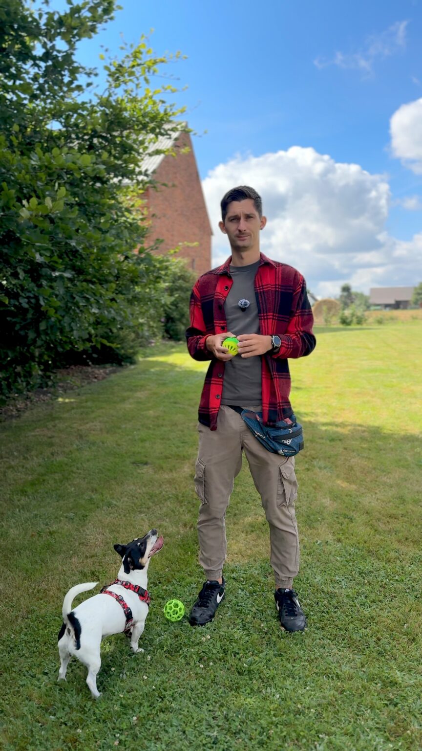 Michał Przygoda ze swoim psem rasy jrt