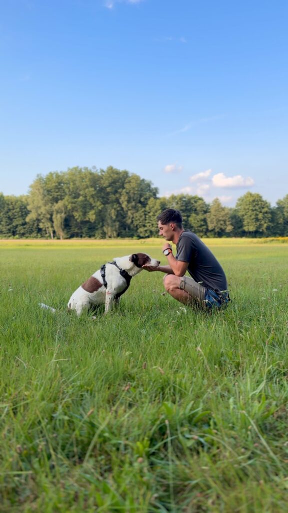 Michał Przygoda podczas treningu ze swoim psem