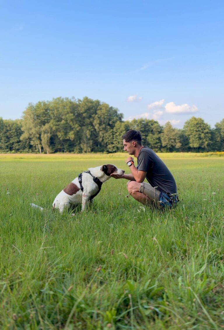 Michał Przygoda podczas treningu ze swoim psem